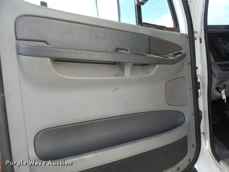 image for item DA4251 2005 Freightliner Columbia semi truck