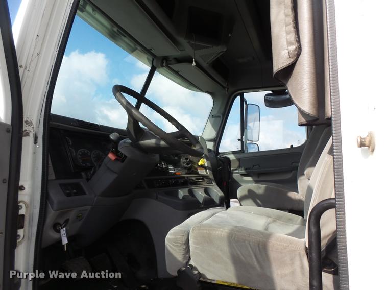 image for item DA4251 2005 Freightliner Columbia semi truck