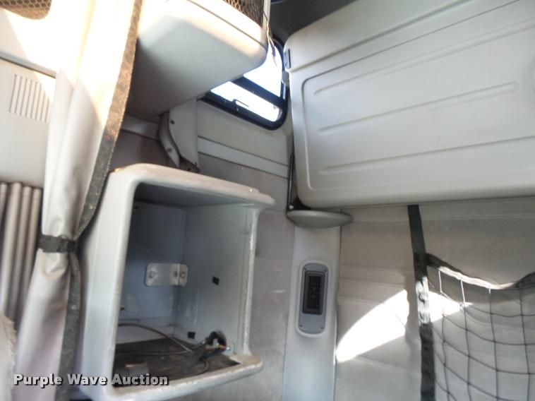 image for item DA4251 2005 Freightliner Columbia semi truck