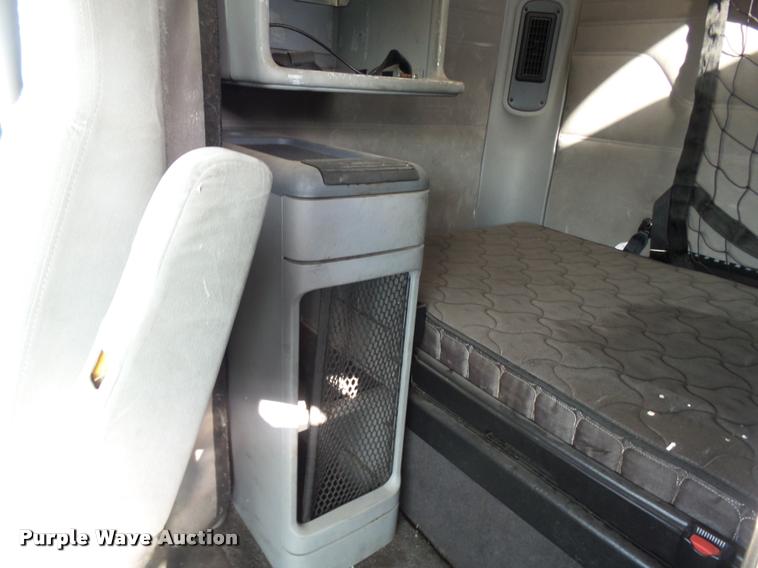 image for item DA4251 2005 Freightliner Columbia semi truck