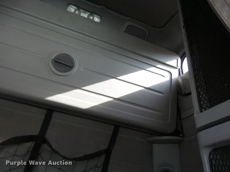 image for item DA4251 2005 Freightliner Columbia semi truck