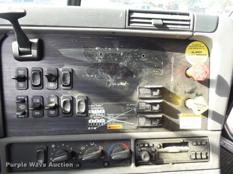 image for item DA4251 2005 Freightliner Columbia semi truck