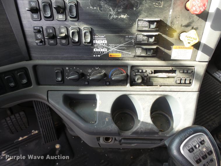 image for item DA4251 2005 Freightliner Columbia semi truck