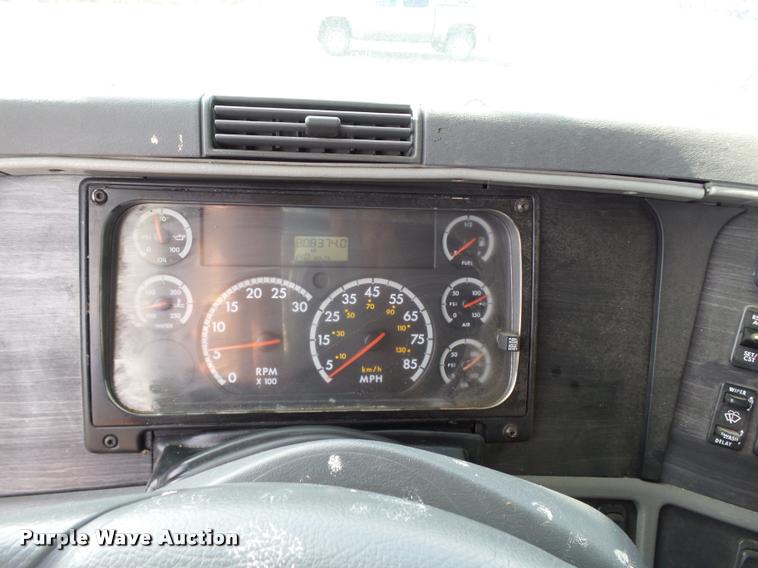 image for item DA4251 2005 Freightliner Columbia semi truck