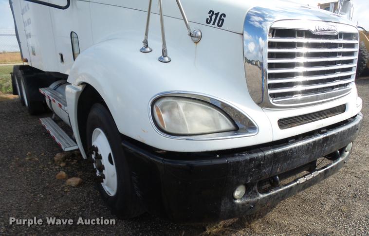 image for item DA4251 2005 Freightliner Columbia semi truck