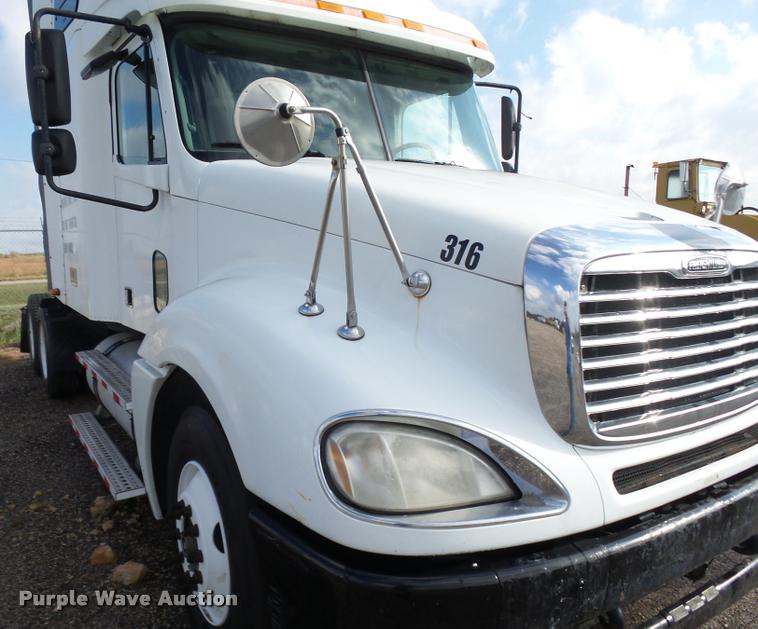 image for item DA4251 2005 Freightliner Columbia semi truck