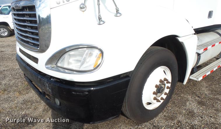 image for item DA4251 2005 Freightliner Columbia semi truck