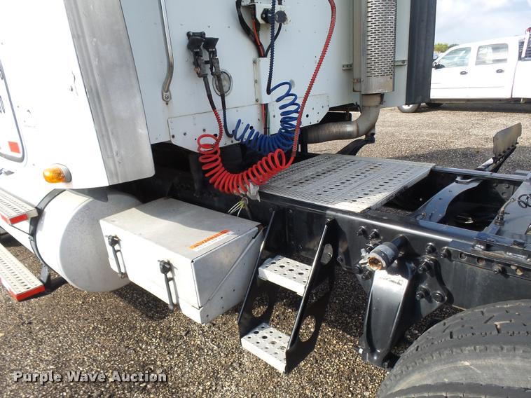 image for item DA4251 2005 Freightliner Columbia semi truck