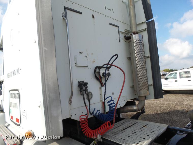 image for item DA4251 2005 Freightliner Columbia semi truck