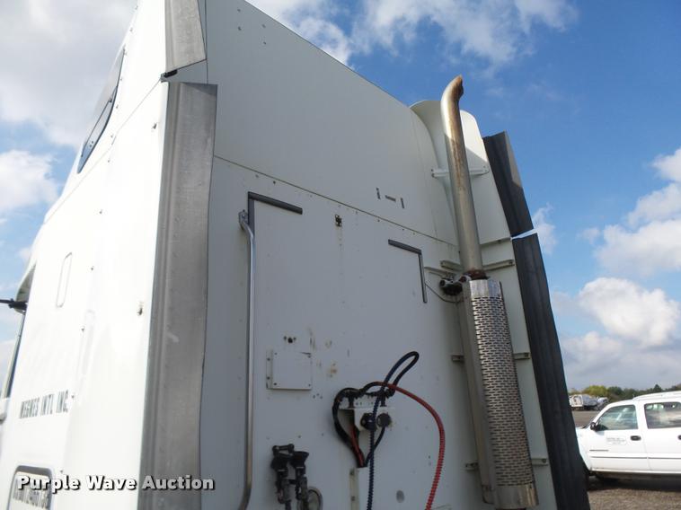 image for item DA4251 2005 Freightliner Columbia semi truck