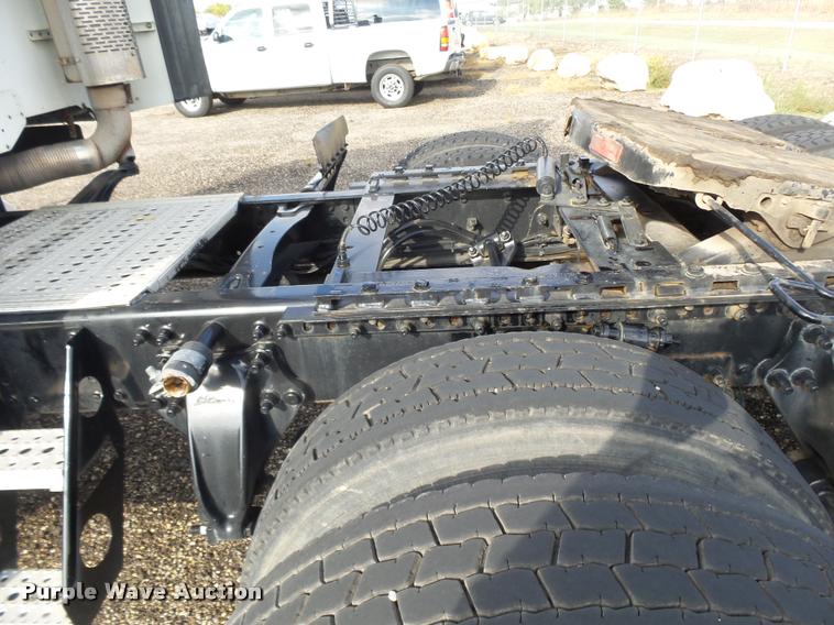 image for item DA4251 2005 Freightliner Columbia semi truck