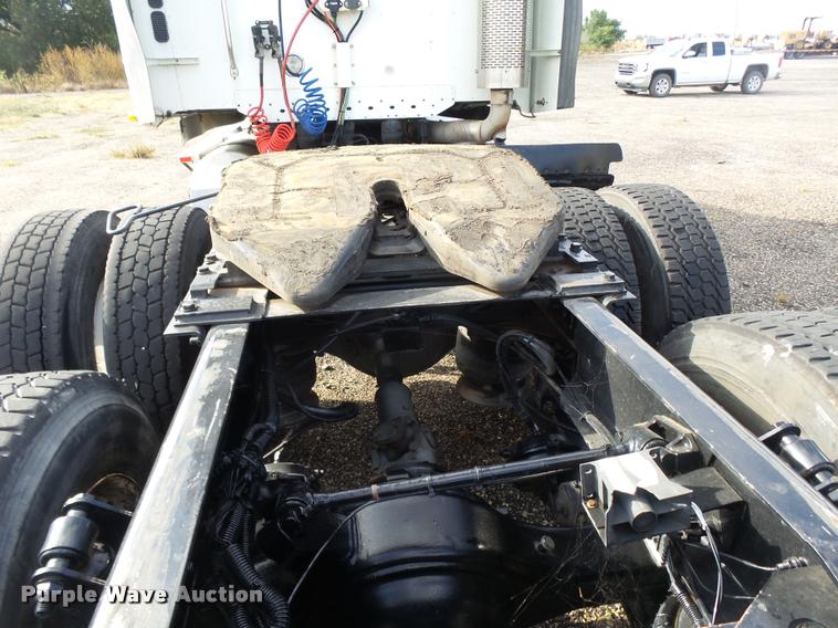 image for item DA4251 2005 Freightliner Columbia semi truck