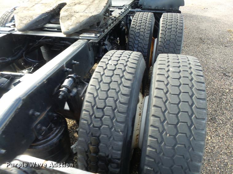 image for item DA4251 2005 Freightliner Columbia semi truck