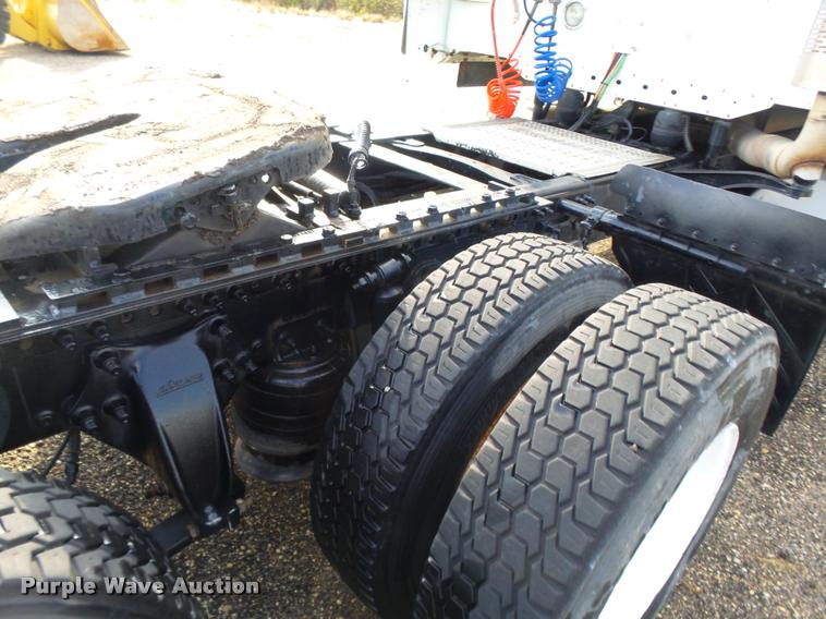 image for item DA4251 2005 Freightliner Columbia semi truck