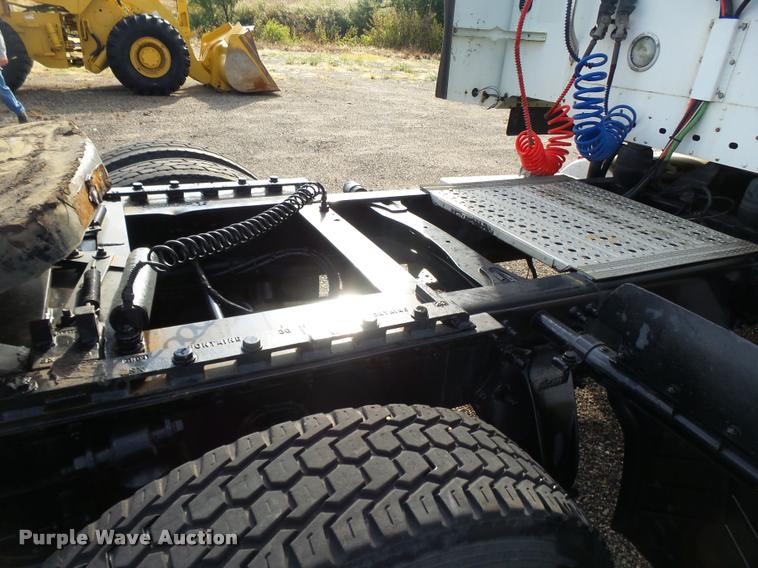 image for item DA4251 2005 Freightliner Columbia semi truck