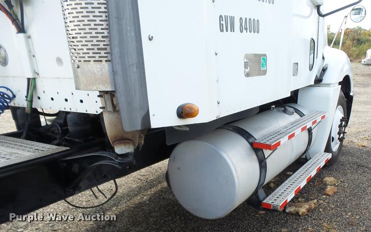 image for item DA4251 2005 Freightliner Columbia semi truck