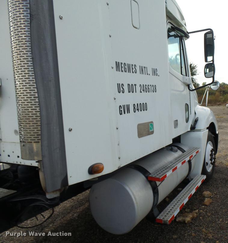 image for item DA4251 2005 Freightliner Columbia semi truck