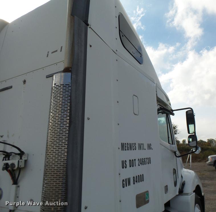 image for item DA4251 2005 Freightliner Columbia semi truck