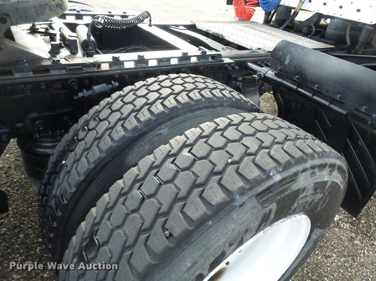 image for item DA4251 2005 Freightliner Columbia semi truck