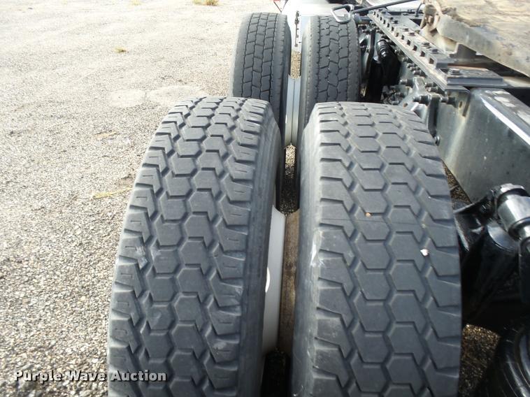 image for item DA4251 2005 Freightliner Columbia semi truck