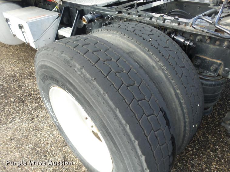 image for item DA4251 2005 Freightliner Columbia semi truck