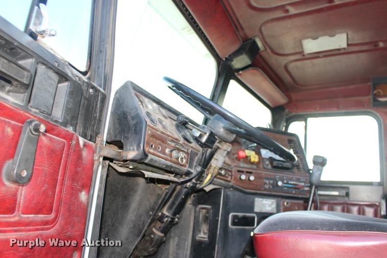 image for item DA4273 1987 Freightliner FLC-64T semi truck