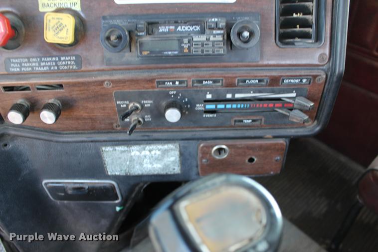 image for item DA4273 1987 Freightliner FLC-64T semi truck