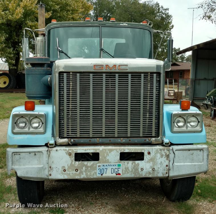 image for item DA4376 1983 GMC General semi truck