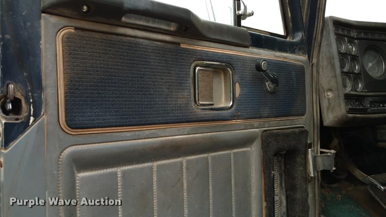 image for item DA4376 1983 GMC General semi truck