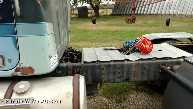 image for item DA4376 1983 GMC General semi truck