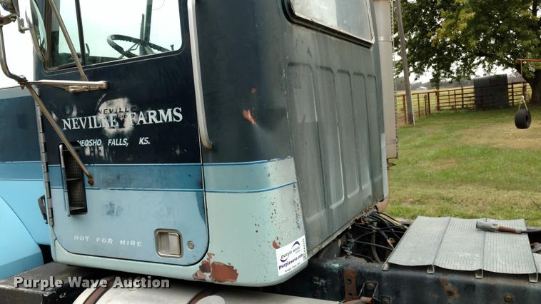 image for item DA4376 1983 GMC General semi truck