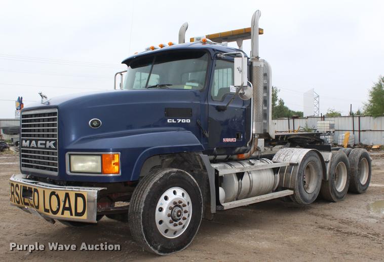 image for item DA4921 2007 Mack CL733 semi truck