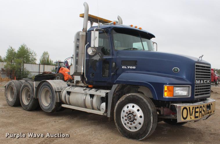 image for item DA4921 2007 Mack CL733 semi truck