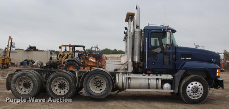 image for item DA4921 2007 Mack CL733 semi truck