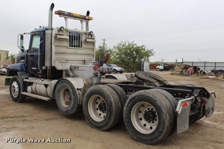 image for item DA4921 2007 Mack CL733 semi truck