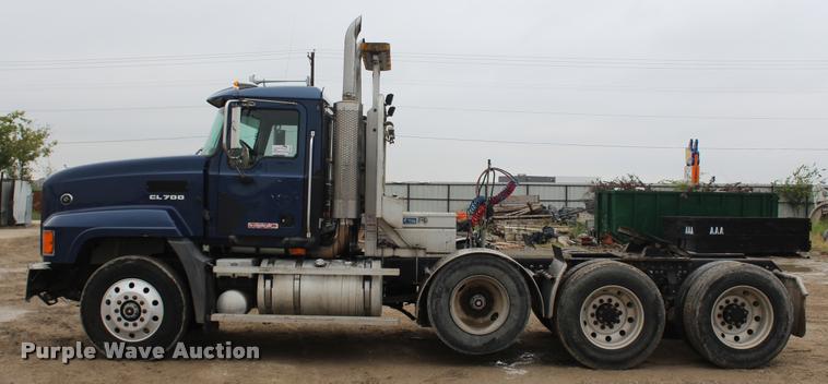 image for item DA4921 2007 Mack CL733 semi truck