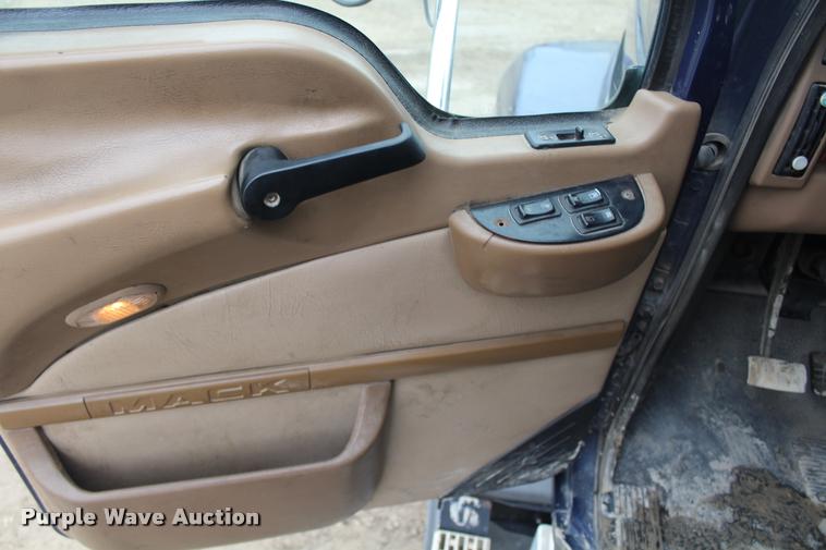 image for item DA4921 2007 Mack CL733 semi truck