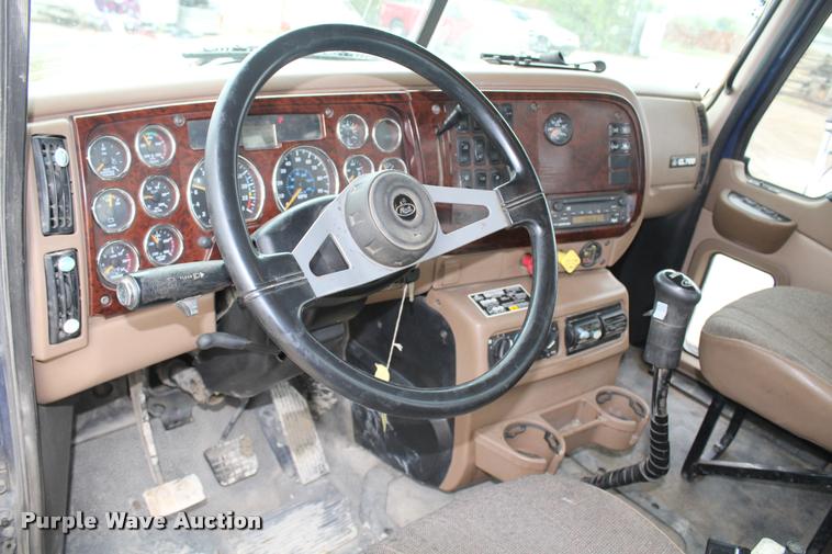 image for item DA4921 2007 Mack CL733 semi truck