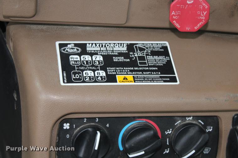 image for item DA4921 2007 Mack CL733 semi truck