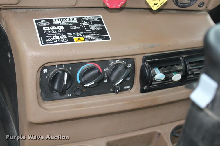 image for item DA4921 2007 Mack CL733 semi truck