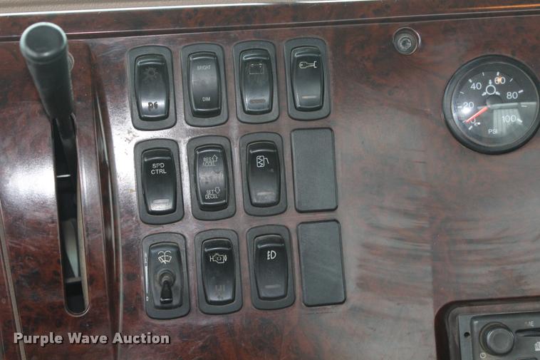 image for item DA4921 2007 Mack CL733 semi truck