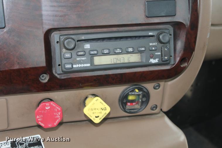 image for item DA4921 2007 Mack CL733 semi truck