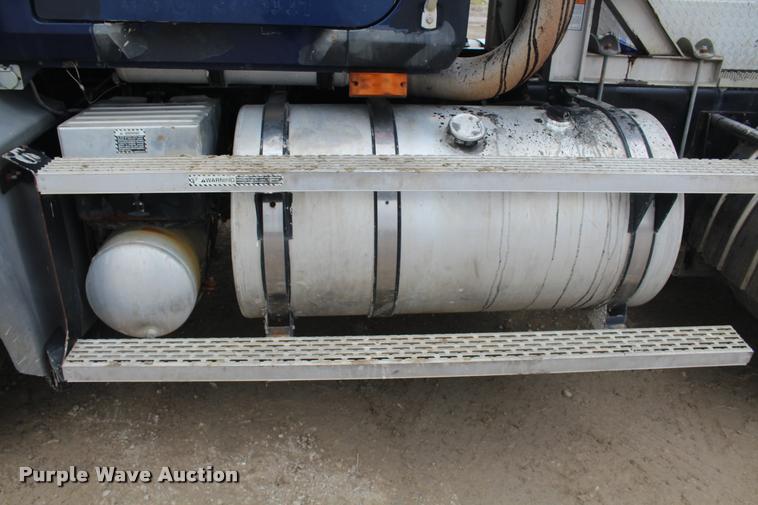 image for item DA4921 2007 Mack CL733 semi truck