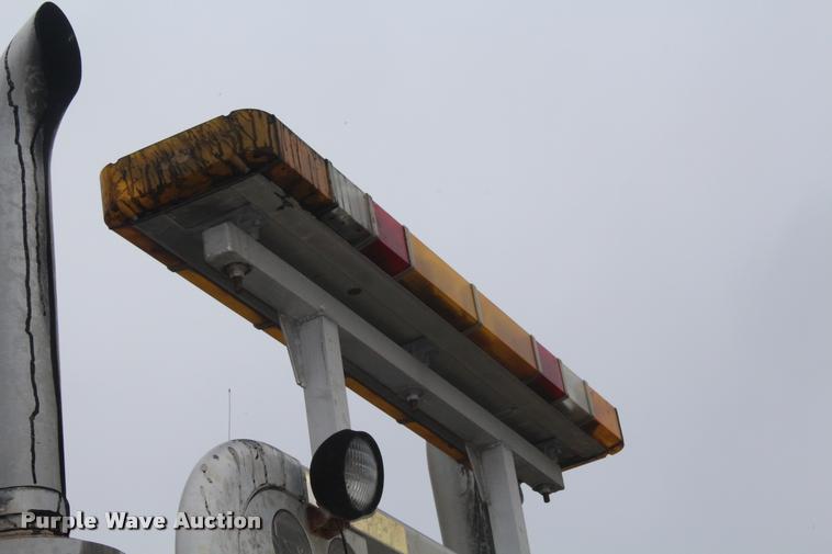 image for item DA4921 2007 Mack CL733 semi truck