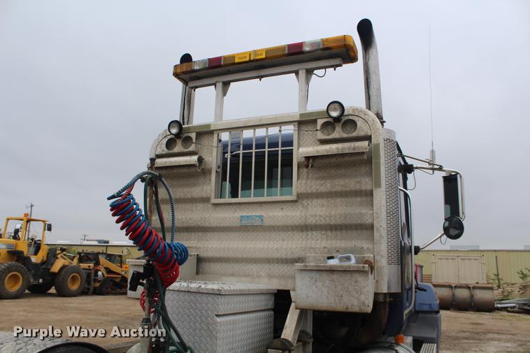 image for item DA4921 2007 Mack CL733 semi truck