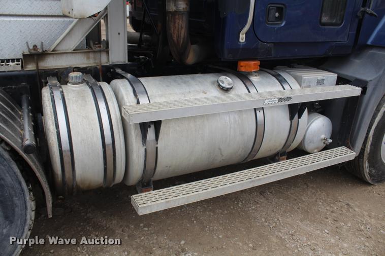 image for item DA4921 2007 Mack CL733 semi truck