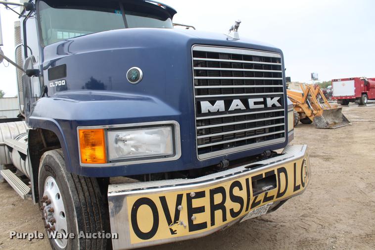 image for item DA4921 2007 Mack CL733 semi truck