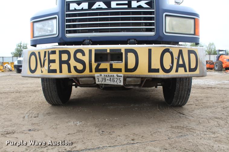 image for item DA4921 2007 Mack CL733 semi truck