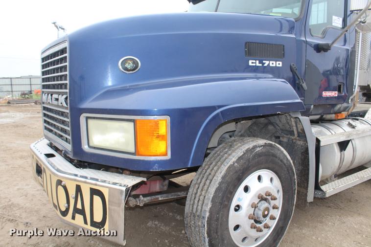 image for item DA4921 2007 Mack CL733 semi truck