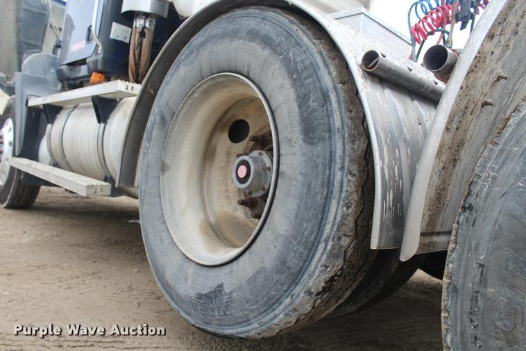 image for item DA4921 2007 Mack CL733 semi truck